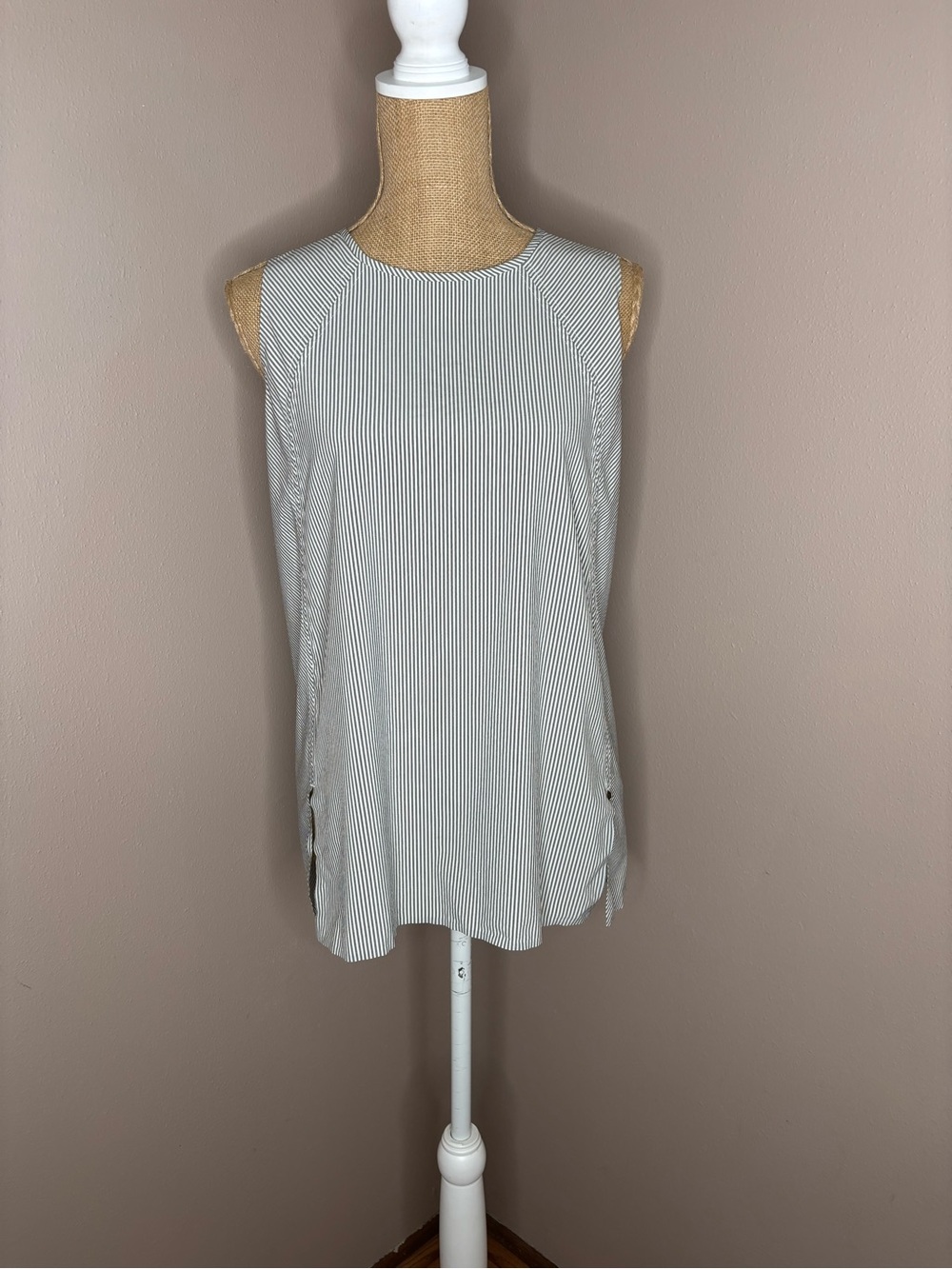 Athleta Gray & White Striped Sleeveless Long Tank Size Small